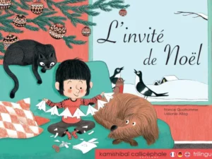 Couverture du livre kamishibaï L'invité de Noël. La petite fille attend Noël entourée de ses animaux, un chat, un chien, des oiseaux et de son sapin.