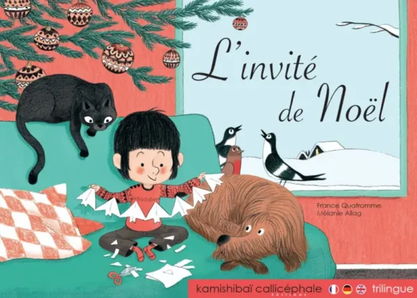 Couverture du livre kamishibaï L'invité de Noël. La petite fille attend Noël entourée de ses animaux, un chat, un chien, des oiseaux et de son sapin.