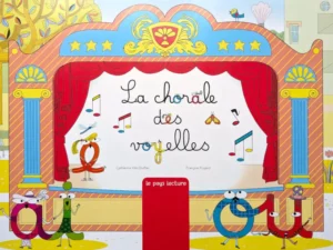 "La Chorale des Voyelles" : le kamishibaï qui rend la lecture fun ! Les enfants apprennent les sons pour le CP avec joie et engagement.