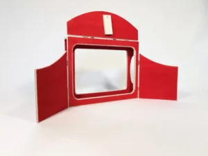 Découvrez notre butaï Kamishibai artisanal en bois rouge. Un écrin unique pour vos contes et spectacles, fabriqué avec passion.