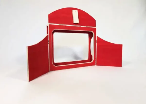 Découvrez notre butaï Kamishibai artisanal en bois rouge. Un écrin unique pour vos contes et spectacles, fabriqué avec passion.