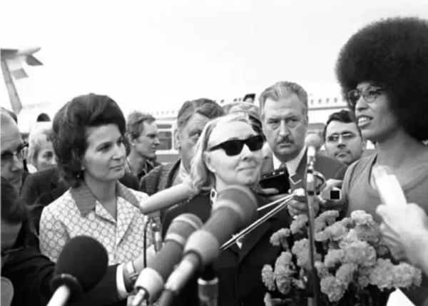 Débat sur l'actualité sociale ! Ce kamichibai est un outil pédagogique pour adultes et collégiens. Une fresque de l'histoire des contestations et de la politique.