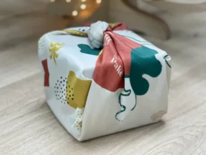 Furoshiki 100 cm Paké : L'art japonais du pliage tissu. Écologique et réutilisable, il emballe avec élégance votre butaï/kamishibaï. Le choix zéro déchet pour vos cadeaux.