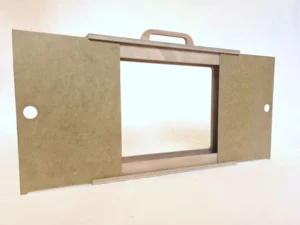 Ce butaï en bois brut économique est robuste grâce à sa fabrication française de qualité.