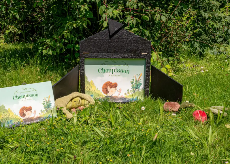 Choupisson invite à la douceur. Ce kamishibai pour enfant est une idée cadeau parfaite pour initier à la lecture dès le plus jeune âge.